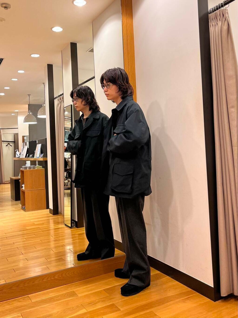 ブラック系のブーツ、ブラック系のその他シューズ、ブラック系のブーツを着用したメンズの秋コーディネートの2枚目の写真