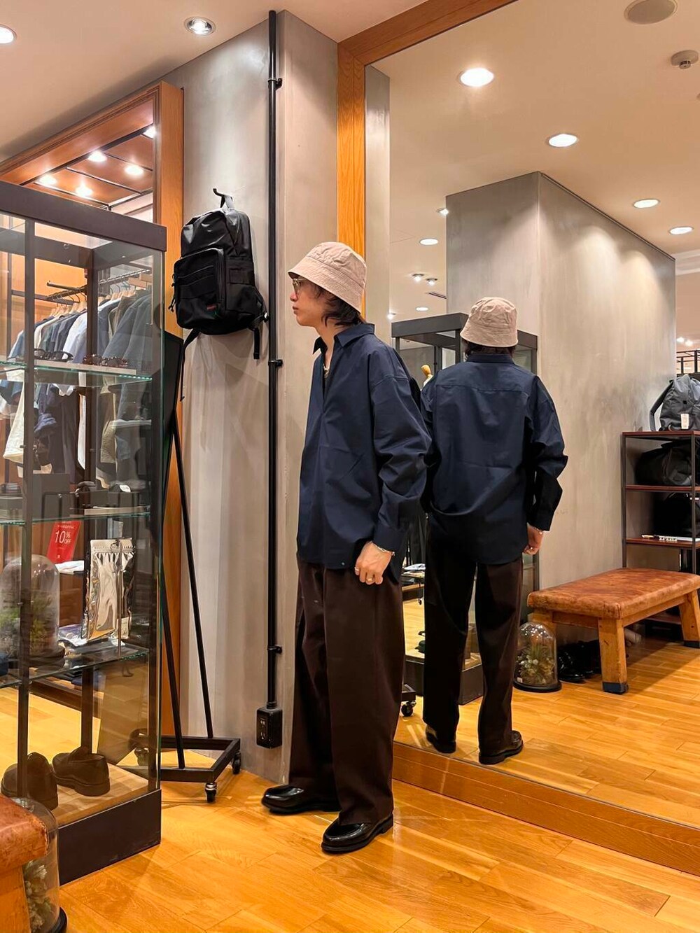 ブルー系のシャツ/ブラウス、ブラウン系のその他パンツ、ブラック系のドレスシューズを着用したメンズの夏コーディネートの2枚目の写真