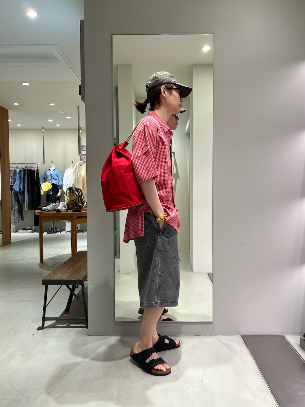 ブラック系のその他パンツ、ブラック系のサンダル、ブラウン系のキャップを着用したメンズの夏コーディネートの2枚目の写真