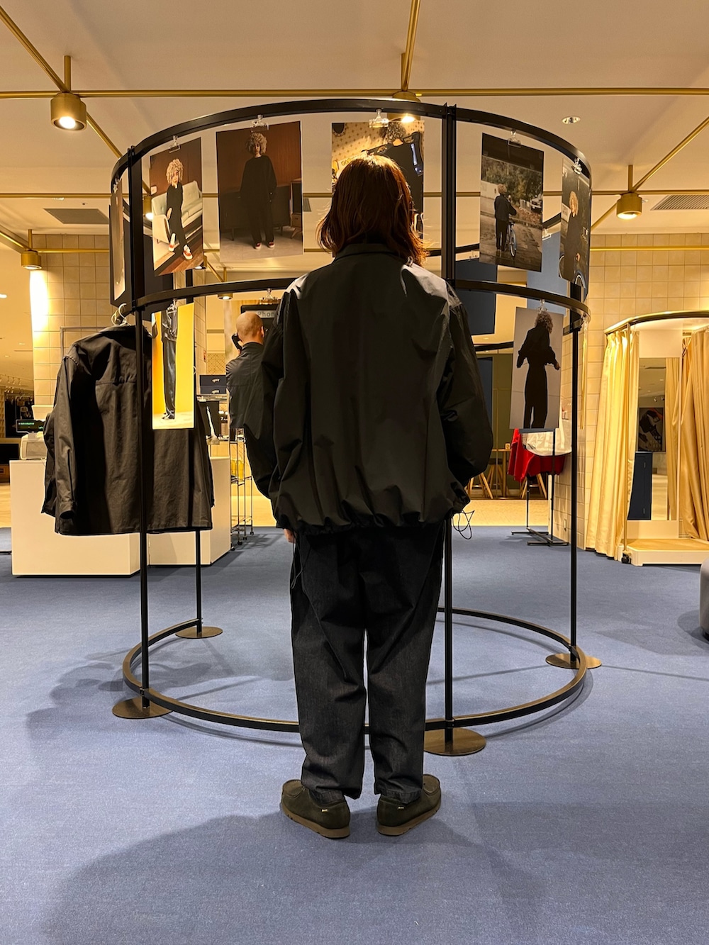 ブルー系のデニムパンツを着用したメンズの冬コーディネートの3枚目の写真