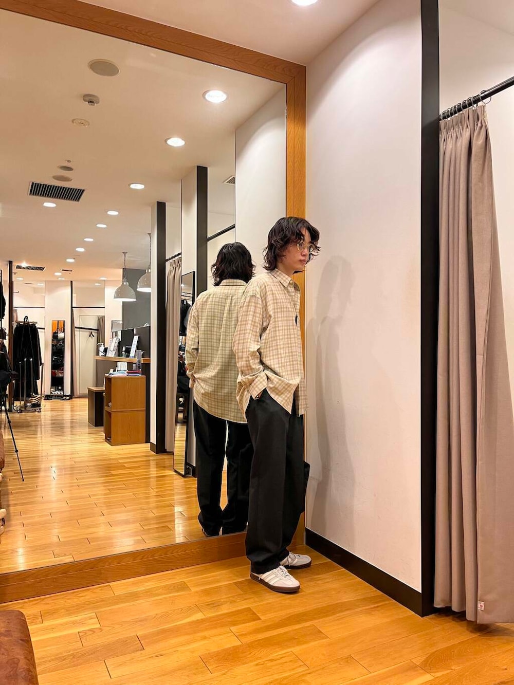 ベージュ系のシャツ/ブラウス、グレー系のスニーカー、ブラック系のトートバッグを着用したメンズの秋コーディネートの4枚目の写真