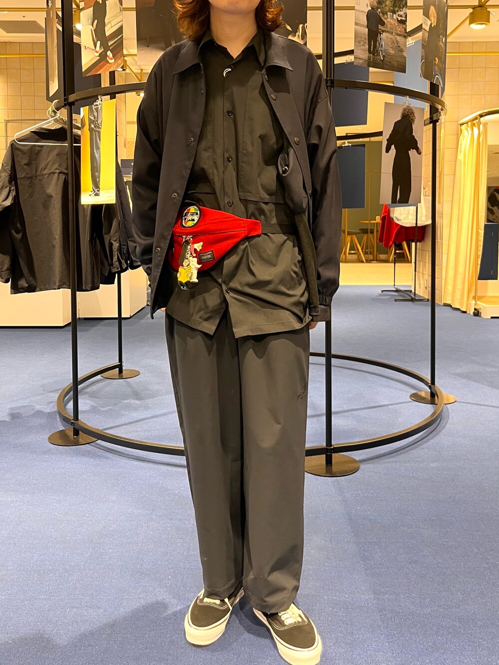 ブルー系のその他アウター、ブラック系のスニーカー、ブルー系のその他パンツを着用したメンズの冬コーディネートの5枚目の写真