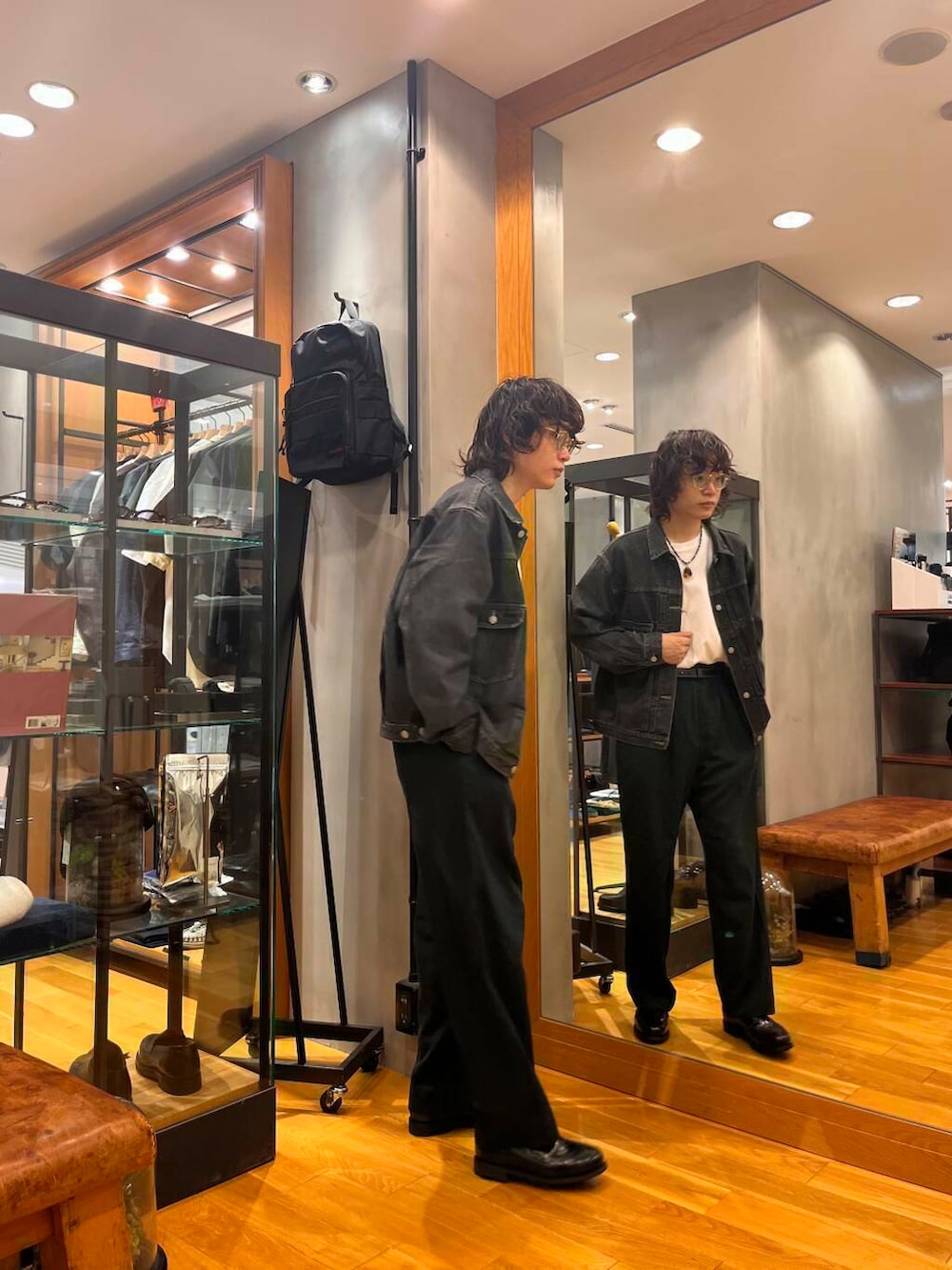 ブラック系のドレスシューズ、ブラック系のデニムジャケット、ブラック系のデニムパンツを着用したメンズの夏コーディネートの2枚目の写真