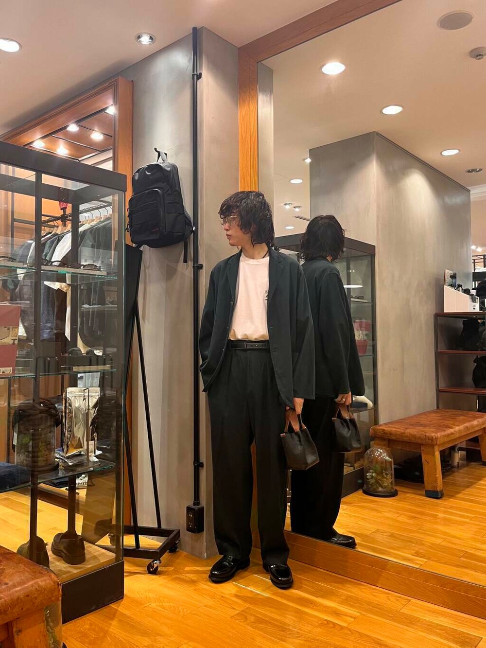 ブラック系のドレスシューズ、ブラック系のデニムパンツ、ブラック系のその他アウターを着用したメンズの夏コーディネートの5枚目の写真