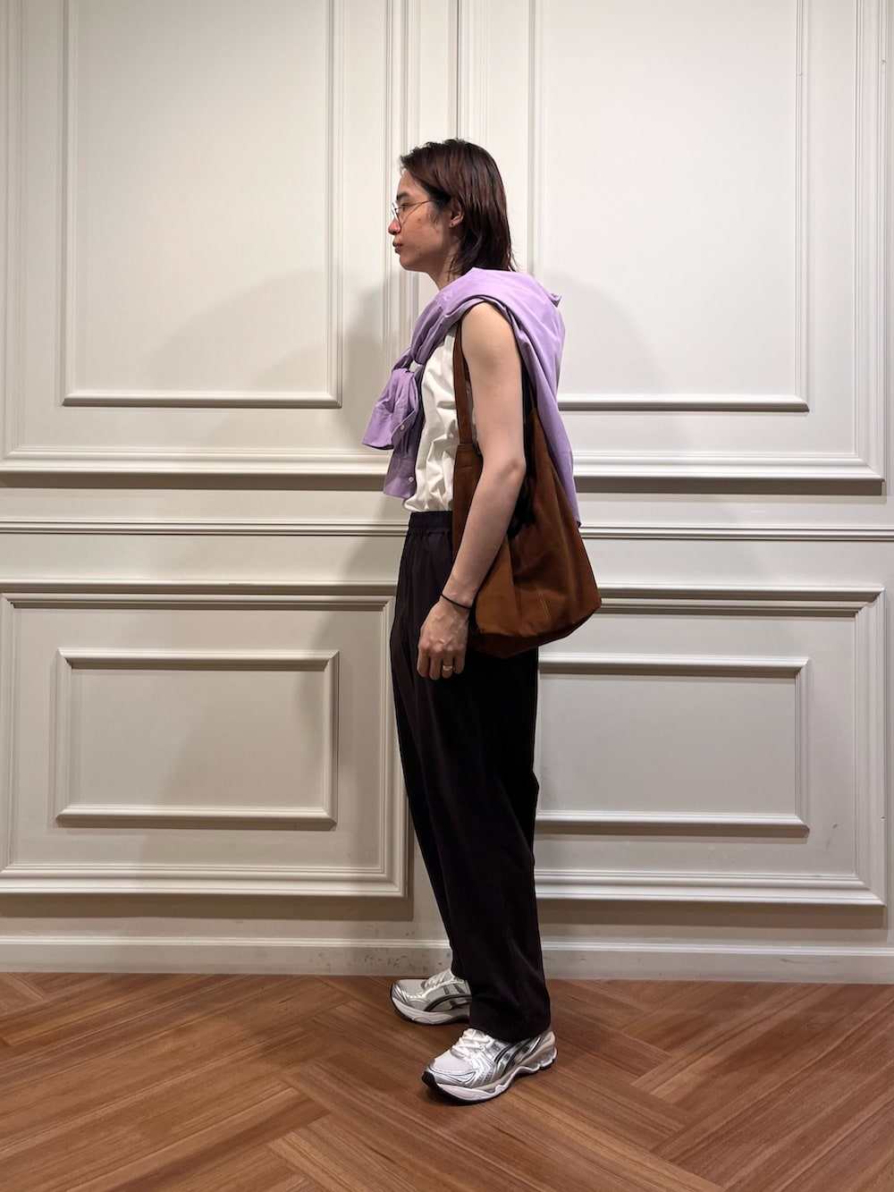 パープル系のシャツ/ブラウス、レッド系のその他パンツ、ホワイト系のタンクトップを着用したメンズの夏コーディネートの2枚目の写真