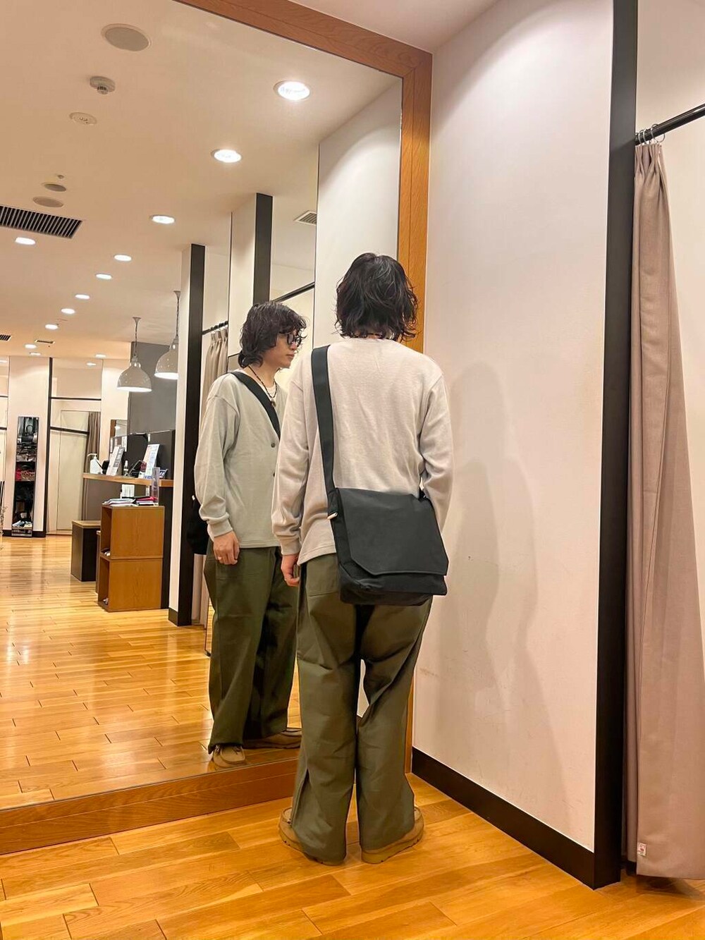 グレー系のカーディガン/ボレロ、ブラウン系のその他シューズ、グリーン系のチノパンツを着用したメンズの夏コーディネートの3枚目の写真