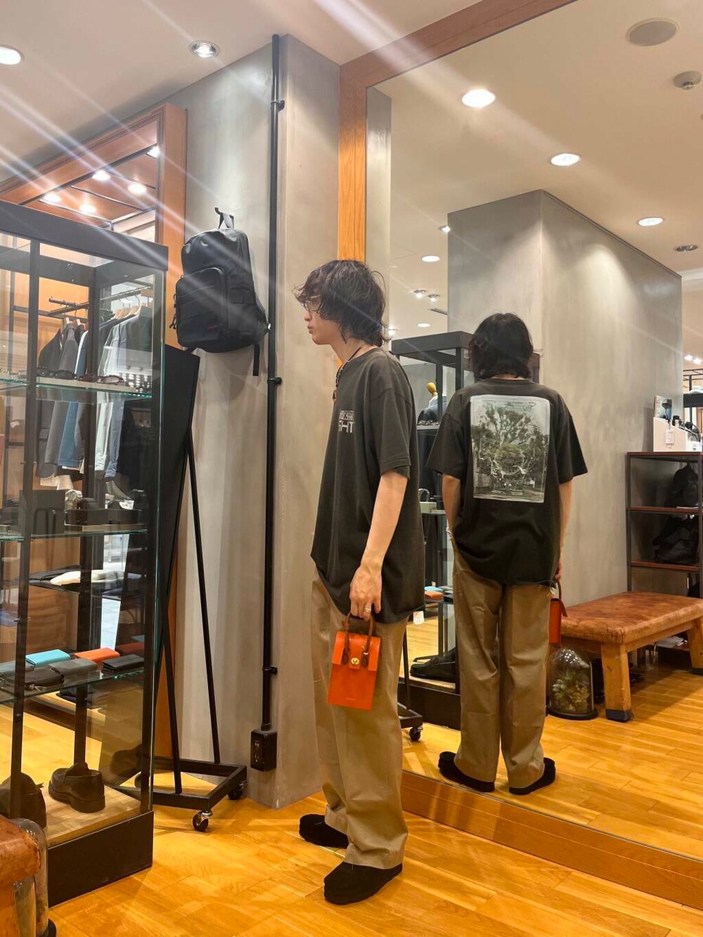 ブラック系のブーツ、ブラック系のその他シューズ、ベージュ系のその他パンツを着用したメンズの夏コーディネートの2枚目の写真
