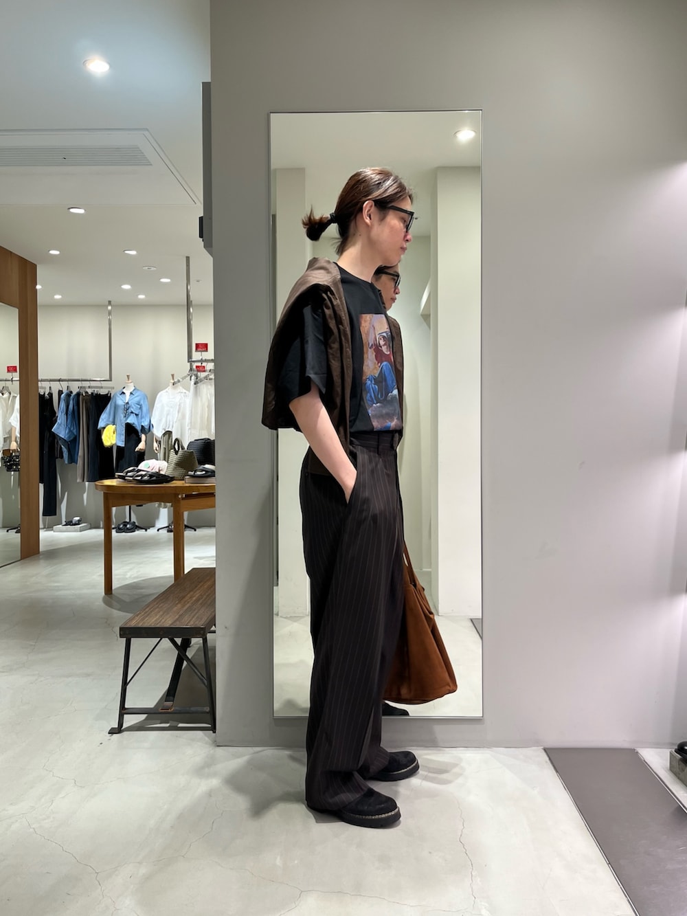 ブラウン系のシャツ/ブラウス、ブラック系のTシャツ/カットソー、ブラウン系のその他パンツを着用したメンズの夏コーディネートの2枚目の写真
