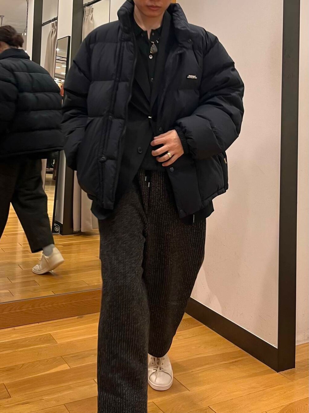 グレー系のその他パンツ、ブラック系のダウンジャケット/コート、グリーン系のニット/セーターを着用したメンズの冬コーディネートの3枚目の写真