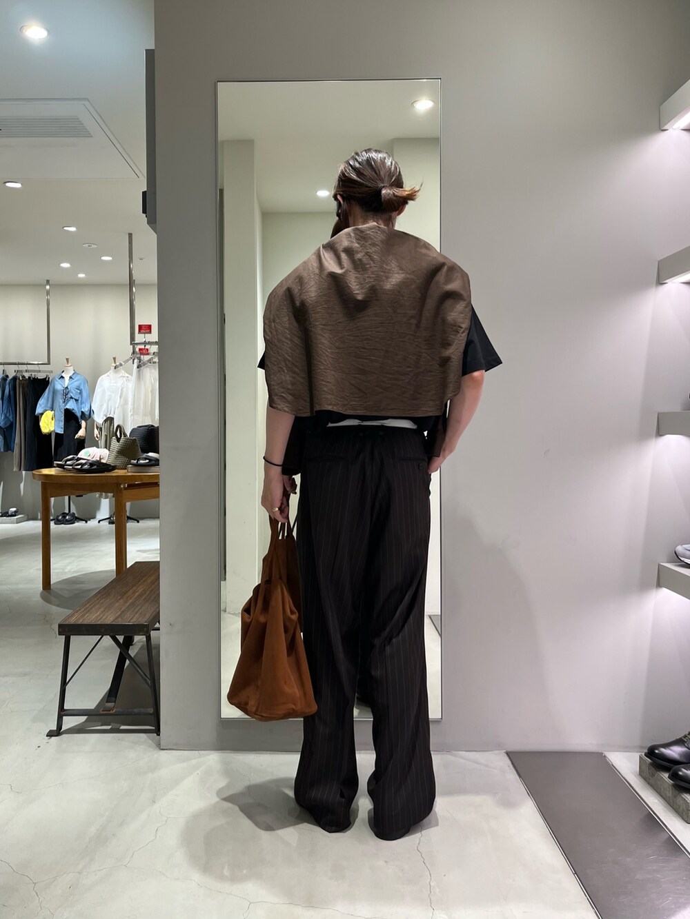 ブラウン系のシャツ/ブラウス、ブラック系のTシャツ/カットソー、ブラウン系のその他パンツを着用したメンズの夏コーディネートの3枚目の写真