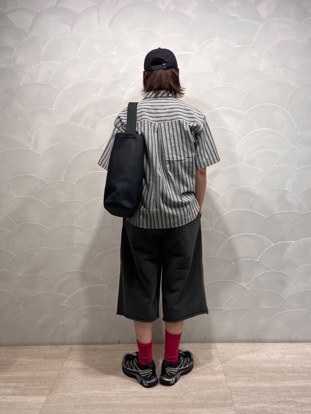 「アーバンリサーチ、シャツスタイル、ストライプシャツ、バッグ、スウェット、柄シャツ、セール、ショーツ、セールアイテム、URTECH、柄物、ur、古着mix、サロモン、旅行コーデ」｜「SALOMONのSALOMON　XT-6 GTX（スニーカー、ブラック系）」を使った、tkoさん（メンズ・174cm）の夏コーディネートの3枚目の写真