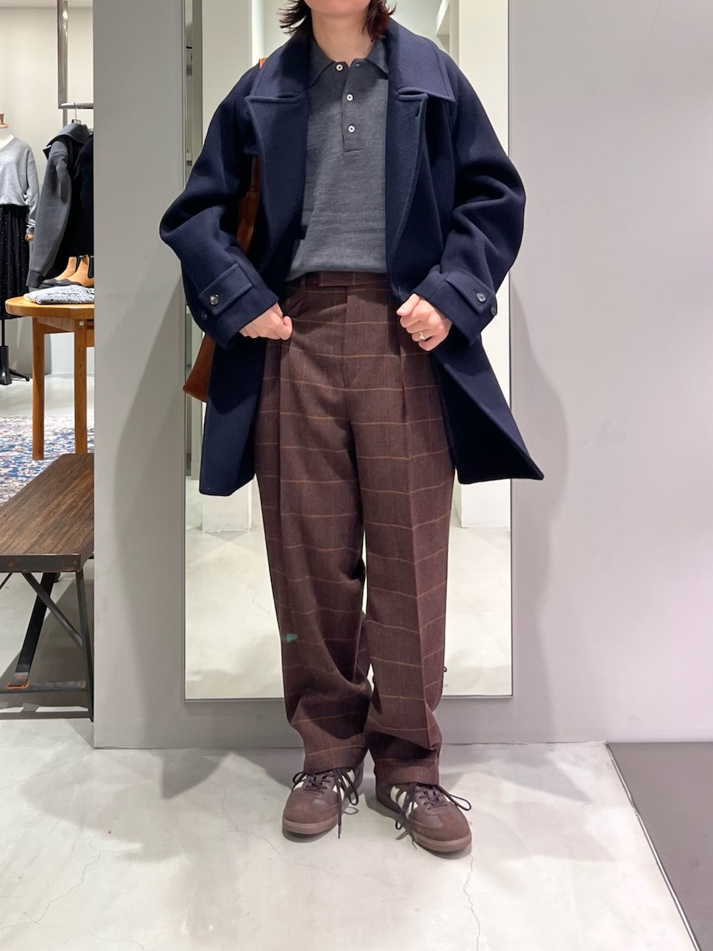 ブラウン系のスニーカー、ブラウン系のトートバッグ、グレー系のニット/セーターを着用したメンズの秋コーディネートの5枚目の写真