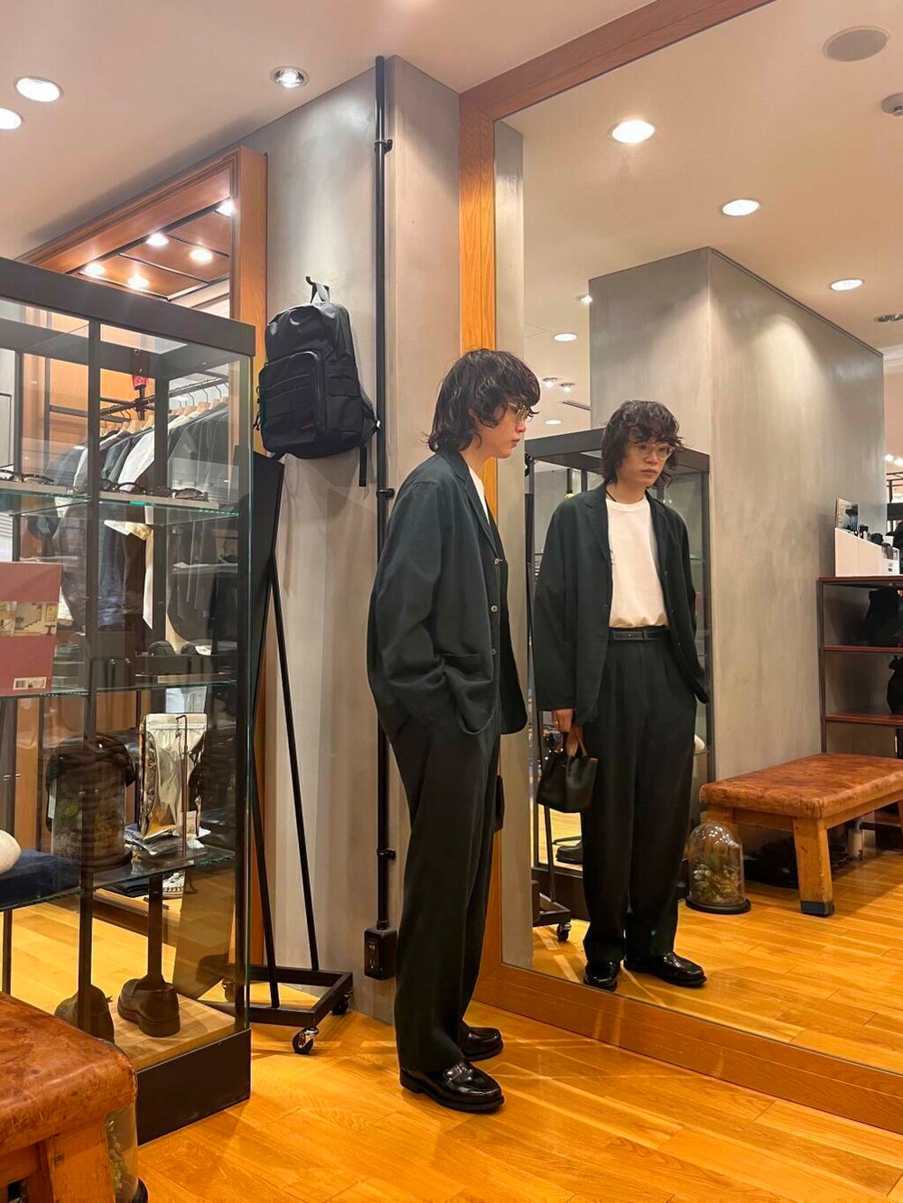 ブラック系のドレスシューズ、ブラック系のデニムパンツ、ブラック系のその他アウターを着用したメンズの夏コーディネートの4枚目の写真