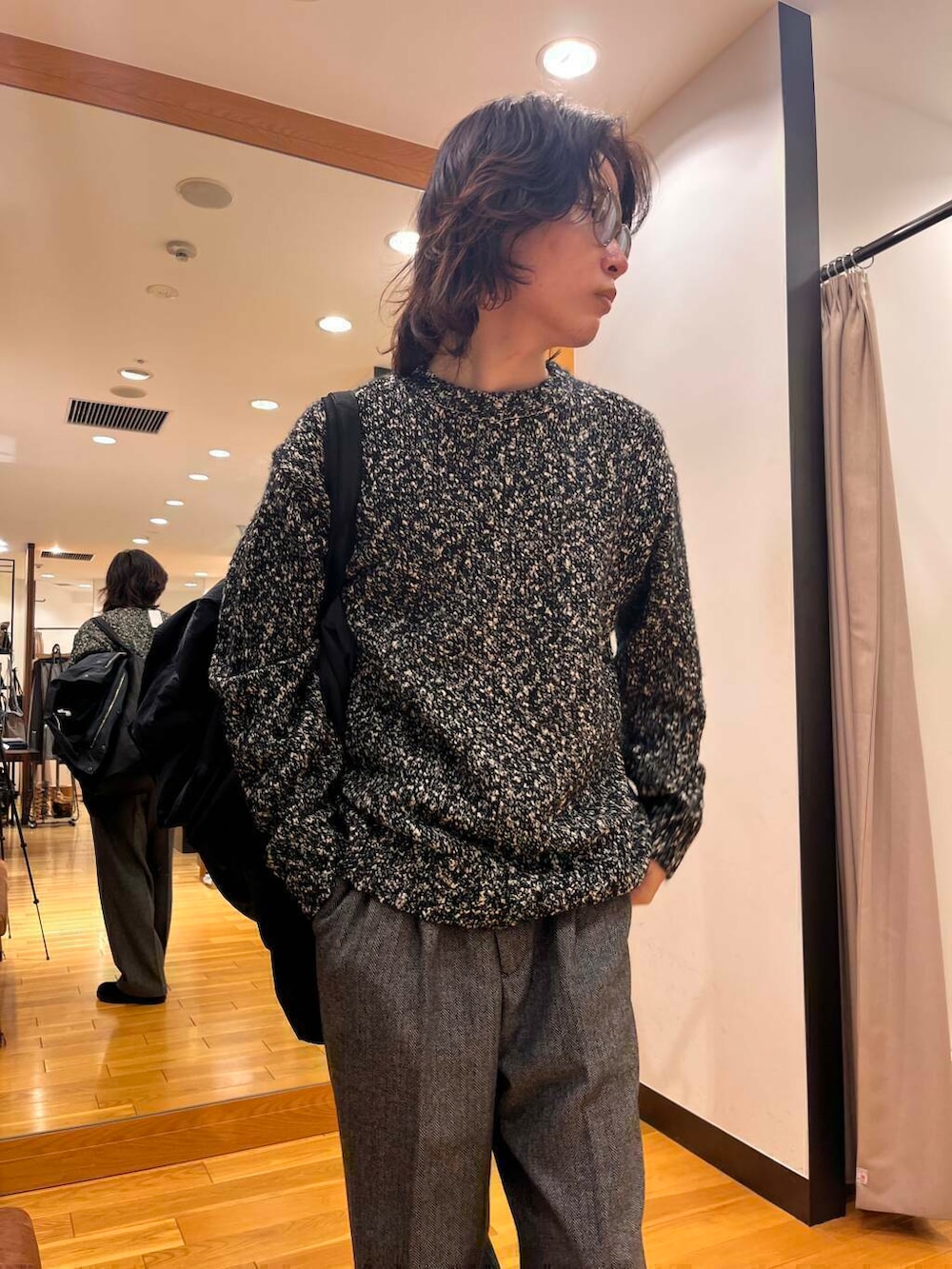 グレー系のナイロンジャケット、ブラック系のニット/セーター、ブラック系のブーツを着用したメンズの秋コーディネートの10枚目の写真