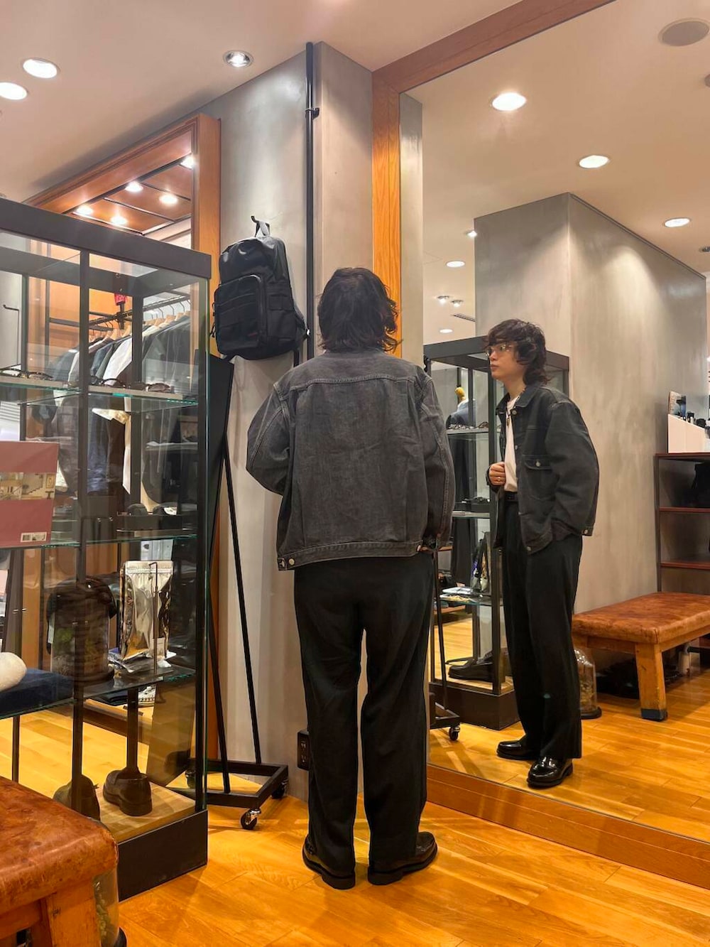 ブラック系のドレスシューズ、ブラック系のデニムジャケット、ブラック系のデニムパンツを着用したメンズの夏コーディネートの3枚目の写真