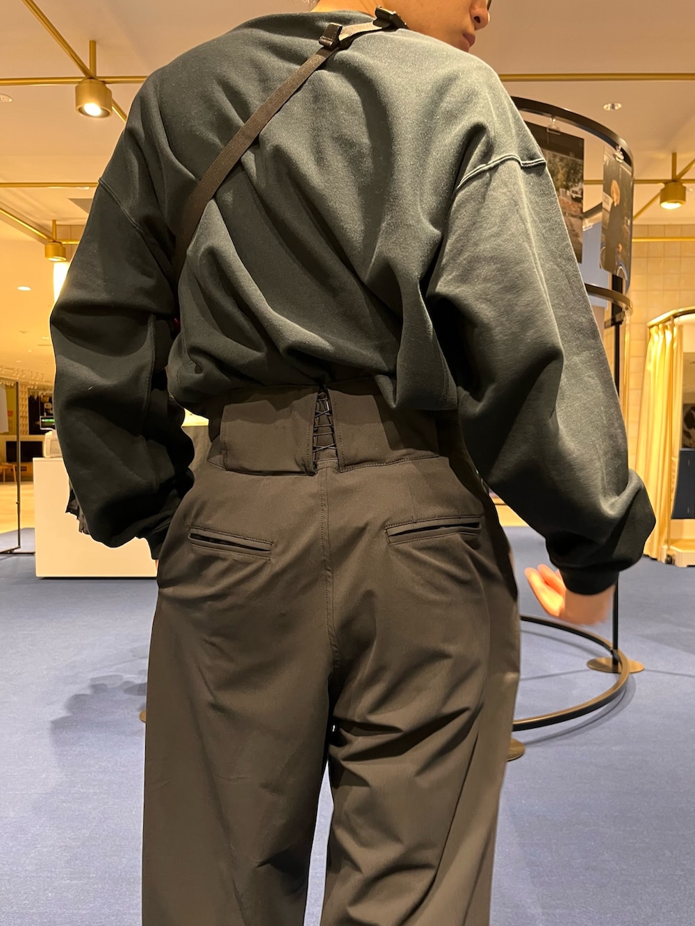 ブルー系のスウェット、ブラック系のスニーカーを着用したメンズの冬コーディネートの4枚目の写真