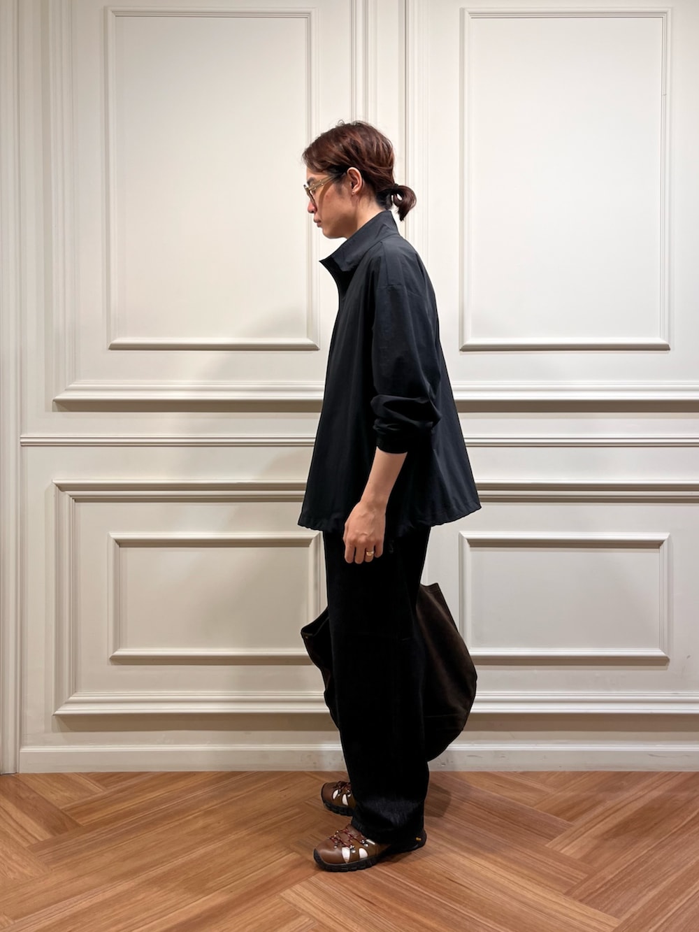 「秋服準備はじめました、デニム、小物で作る初秋コーデ、シンプルスタイル、ootd、おしゃれさんと繋がりたい、休日スタイル、salomon、newarrival、ここでしか手に入らない別注アイテム、オリジナルアイテム、URBAN RESEARCH、やや暑い(25度前後)、私の推しブランド、デニムパンツ」｜「URBAN RESEARCHのNYLON DRY STRETCH JACKET（ナイロンジャケット、ブラック系）」を使った、tkoさん（メンズ・174cm）の夏コーディネートの2枚目の写真