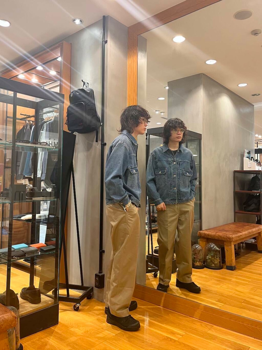ベージュ系のその他パンツ、ブラック系のスニーカー、ブルー系のデニムジャケットを着用したメンズの夏コーディネートの2枚目の写真