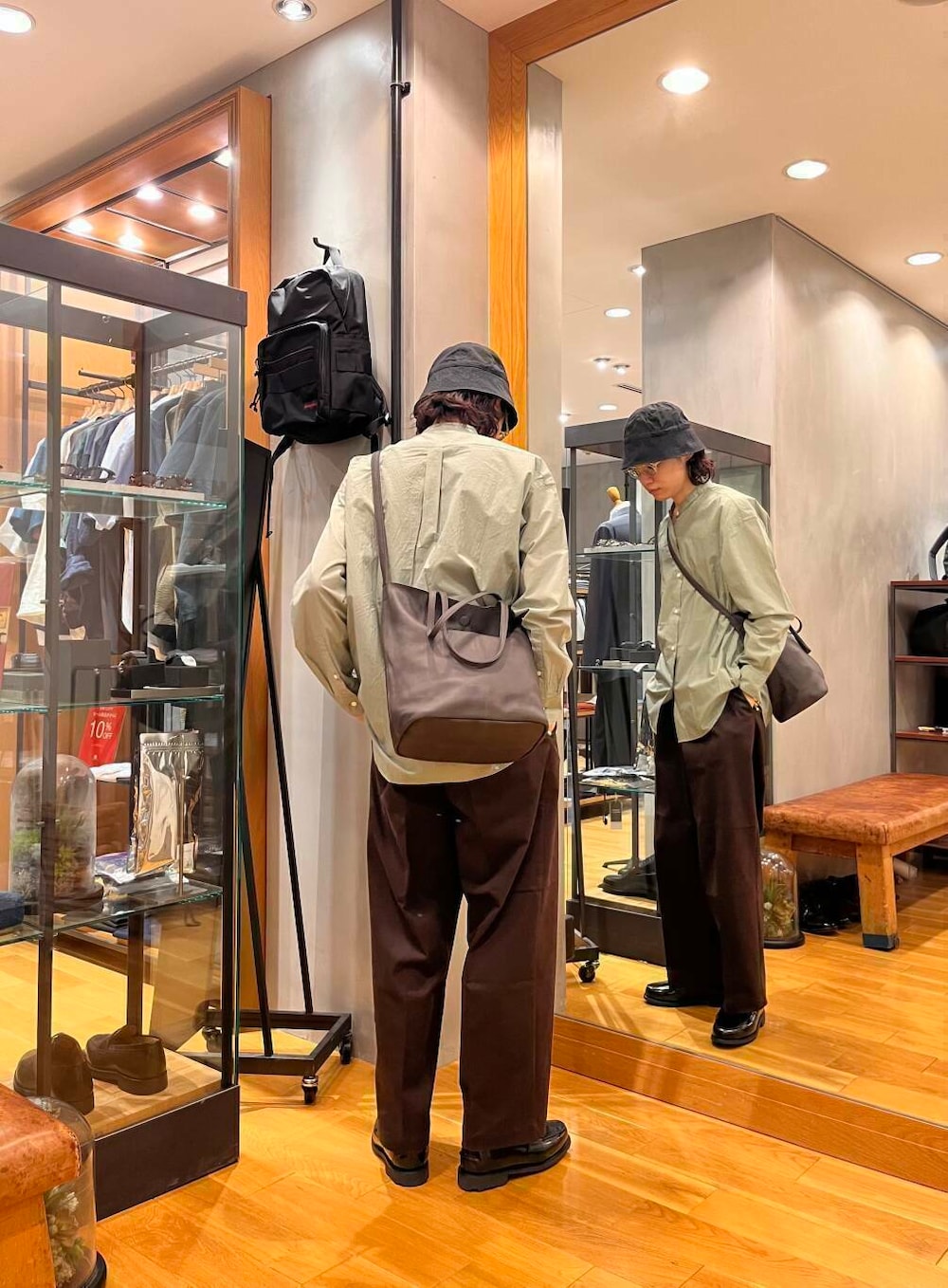 グリーン系のシャツ/ブラウス、ブラウン系のその他パンツ、ブラウン系のトートバッグを着用したメンズの夏コーディネートの3枚目の写真