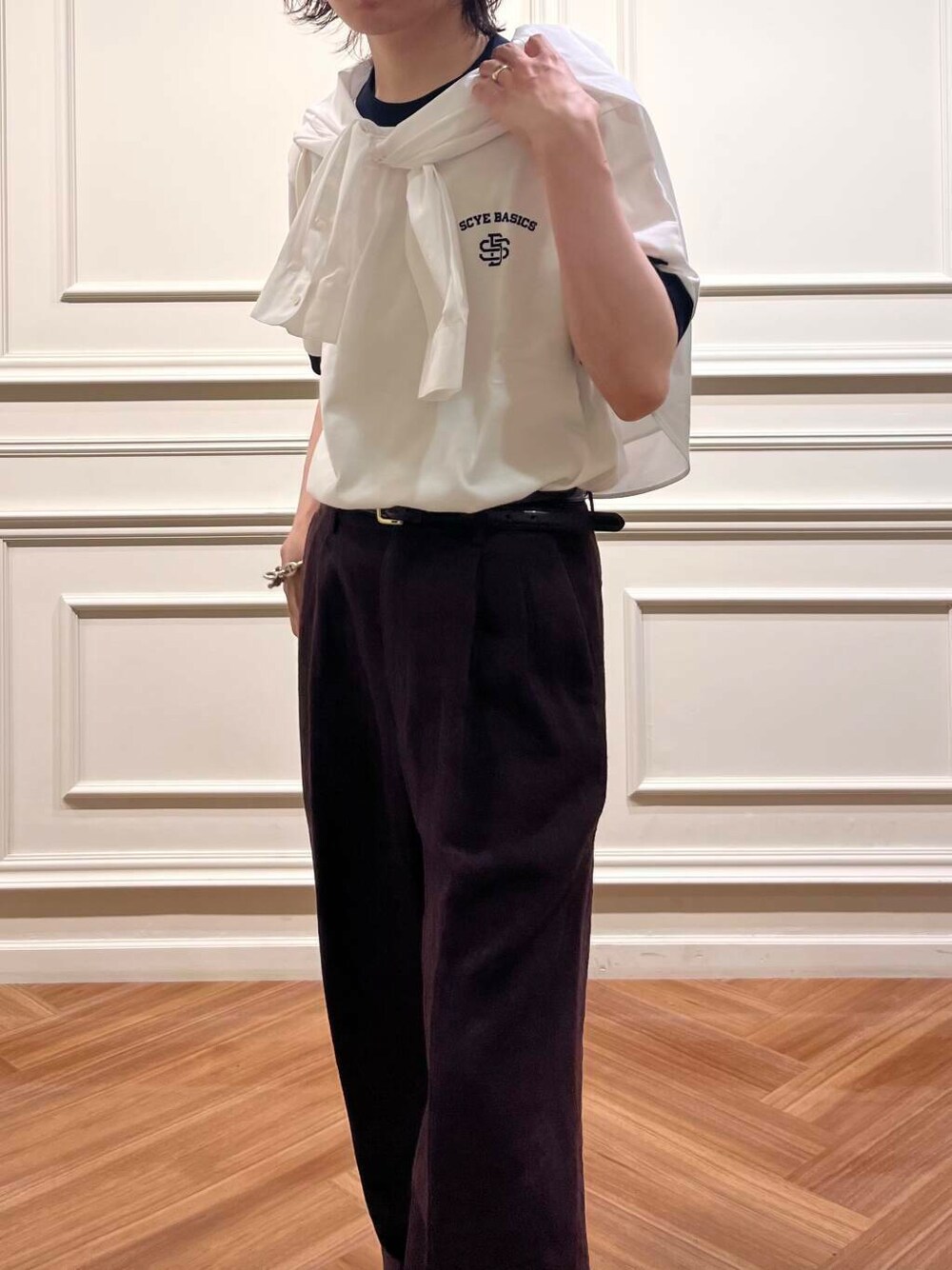 ホワイト系のシャツ/ブラウス、グレー系のサンダル、ブラウン系のその他パンツを着用したメンズの春コーディネートの7枚目の写真