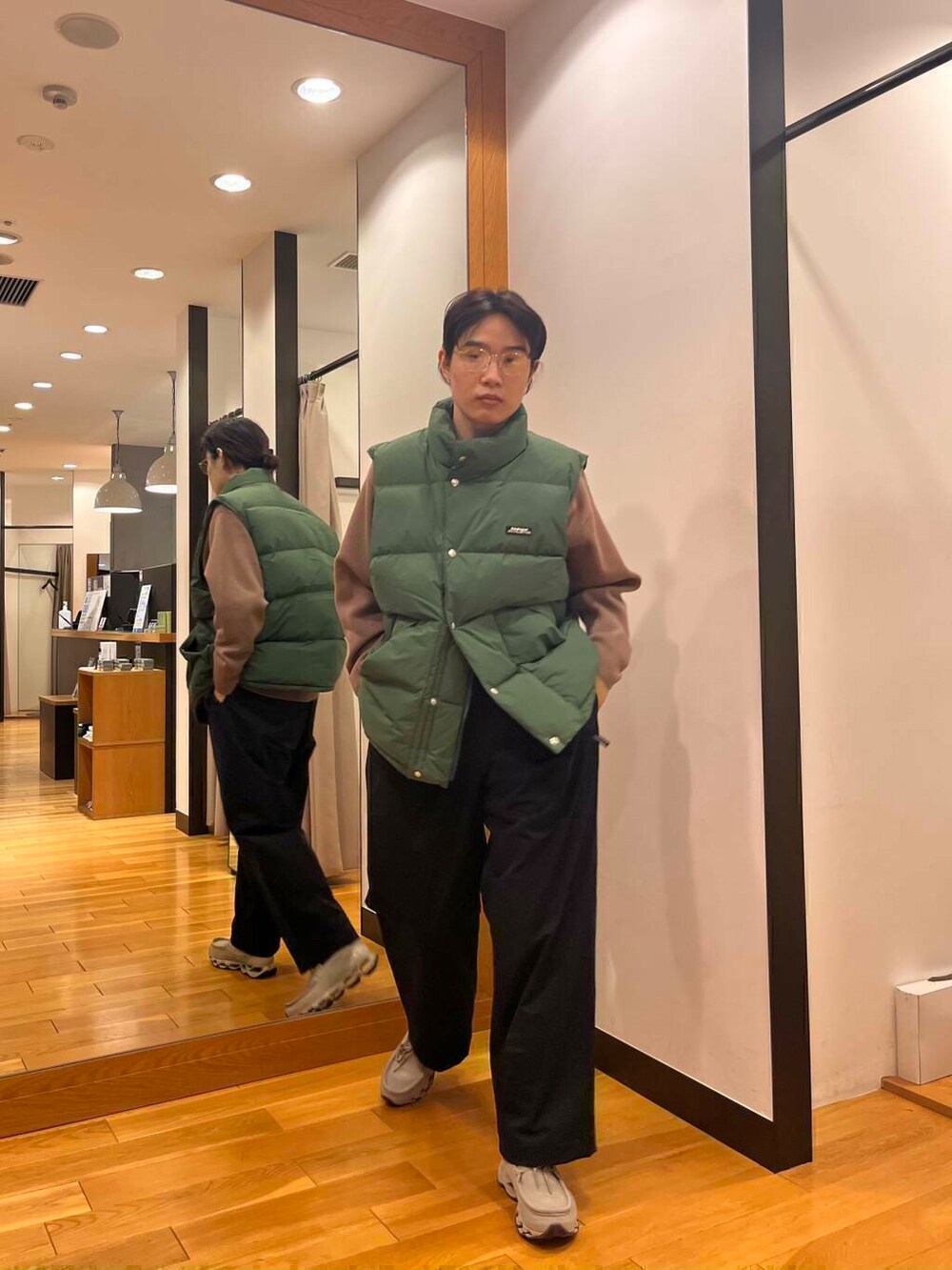 ブラック系のTシャツ/カットソー、ベージュ系のカーディガン/ボレロ、ブルー系のその他パンツを着用したメンズの秋コーディネートの5枚目の写真