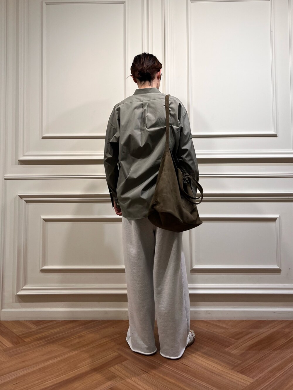 グレー系のスウェットパンツ、グリーン系のシャツ/ブラウス、グリーン系のショルダーバッグを着用したメンズの秋コーディネートの3枚目の写真