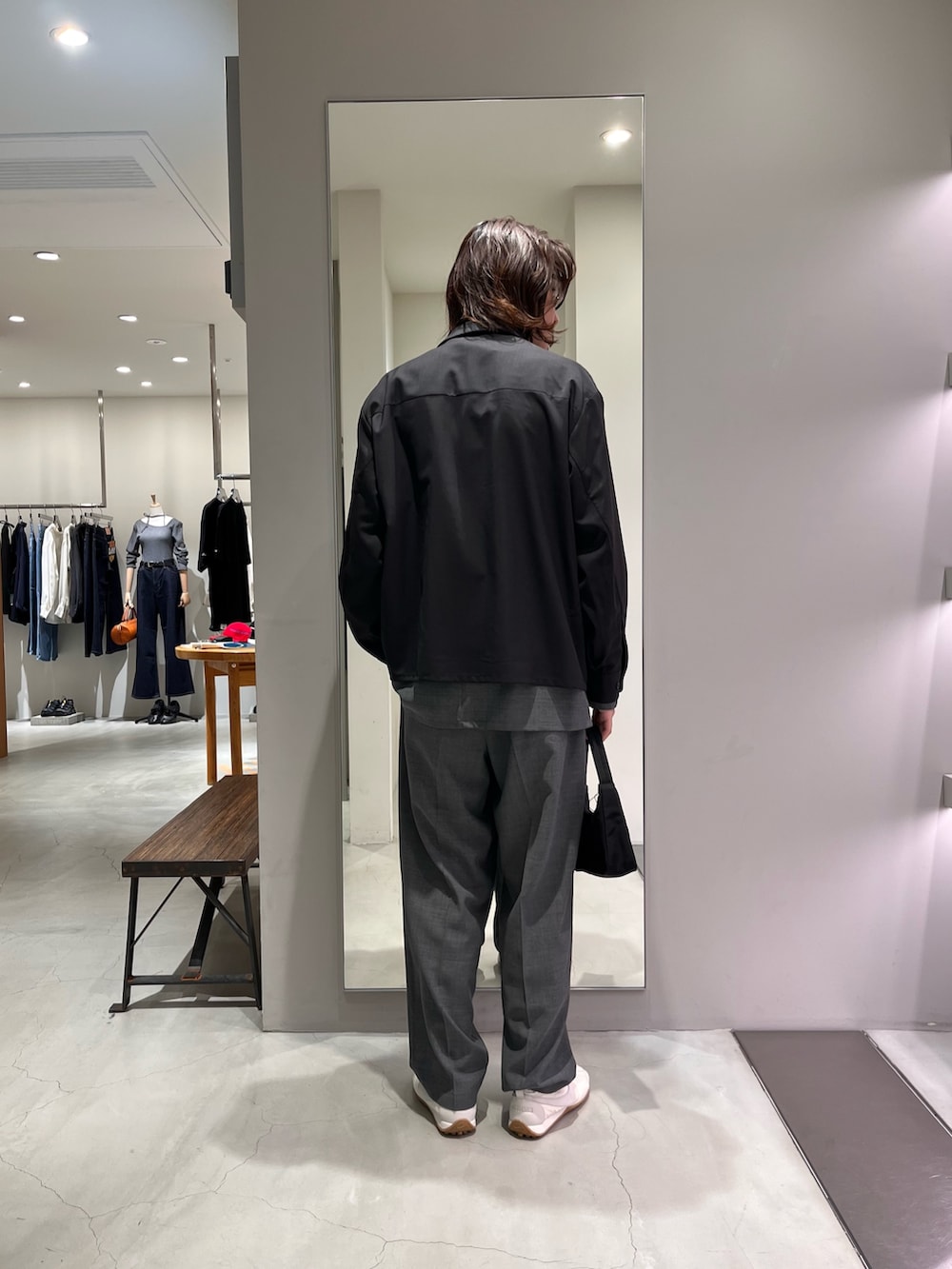 グレー系のシャツ/ブラウス、グレー系のその他パンツ、ブラック系のブルゾンを着用したメンズの春コーディネートの3枚目の写真