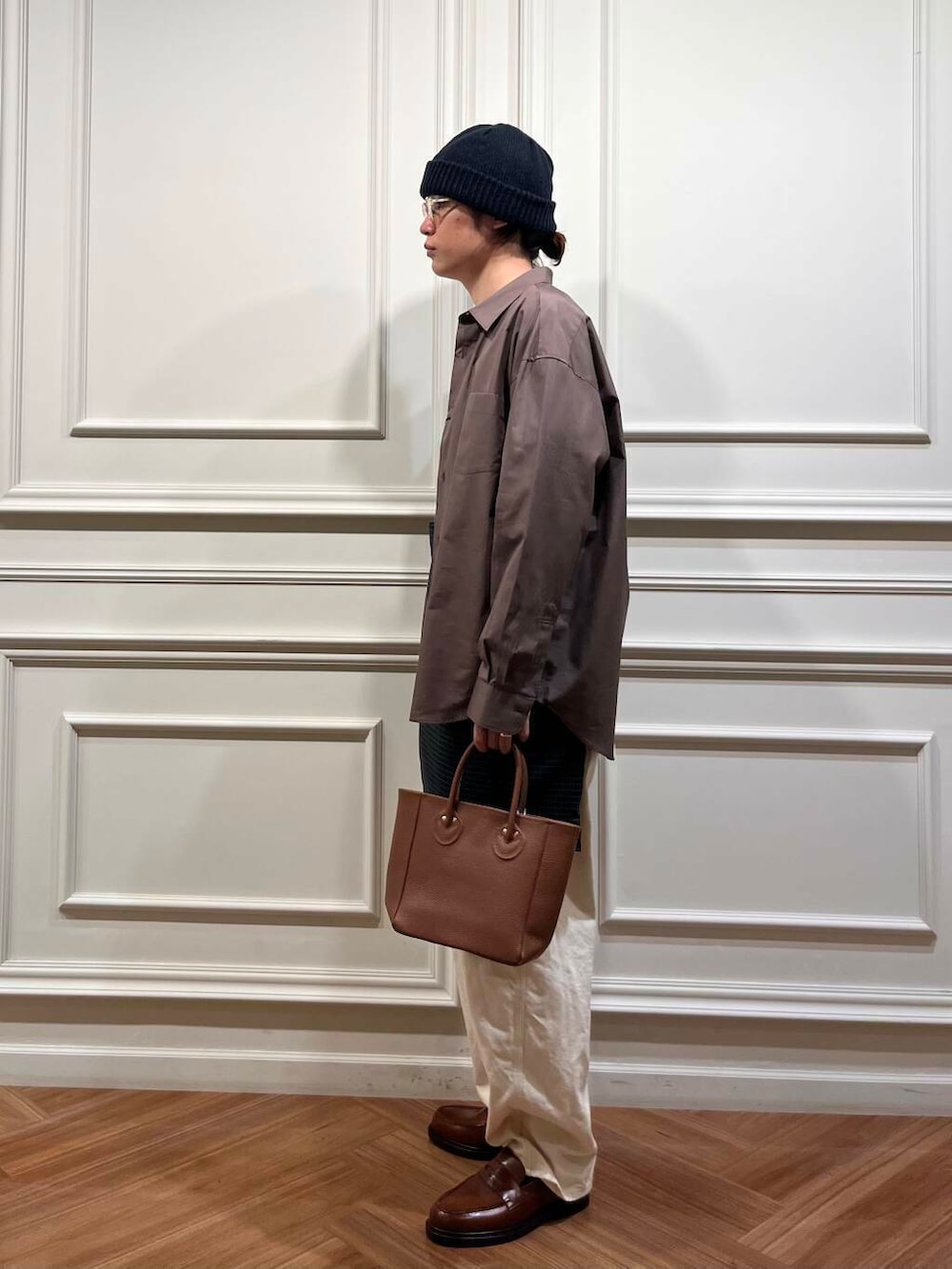 ブラウン系のシャツ/ブラウス、ホワイト系のTシャツ/カットソー、ベージュ系のドレスシューズを着用したメンズの春コーディネートの3枚目の写真