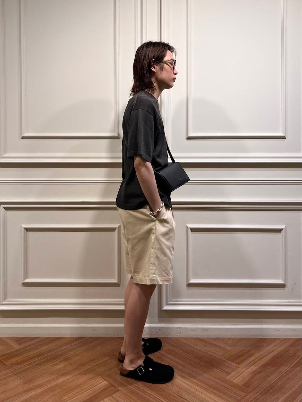 ブラック系のサンダル、グレー系のニット/セーター、ホワイト系のその他パンツを着用したメンズの夏コーディネートの2枚目の写真