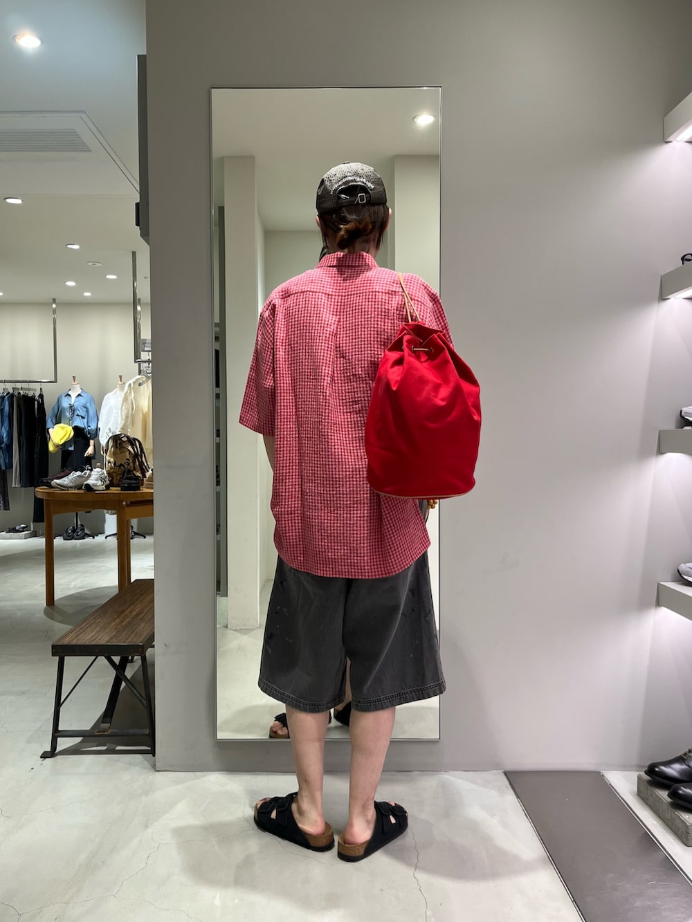 ブラック系のその他パンツ、ブラック系のサンダル、ブラウン系のキャップを着用したメンズの夏コーディネートの3枚目の写真