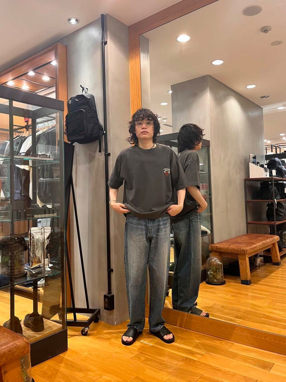 ブラック系のTシャツ/カットソー、ブルー系のデニムパンツを着用したメンズの夏コーディネートの4枚目の写真