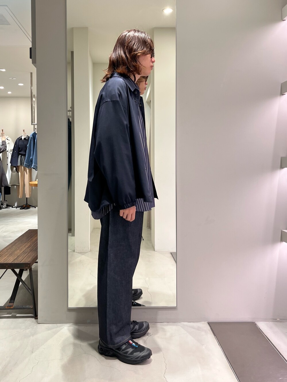 ブルー系のデニムパンツ、ブルー系のシャツ/ブラウス、ブラック系のスニーカーを着用したメンズの春コーディネートの2枚目の写真