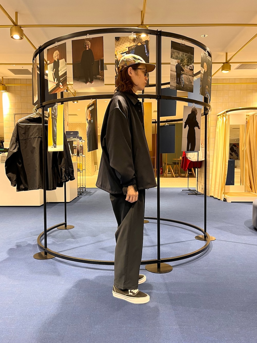 ブルー系のその他アウター、ブラック系のスニーカー、ブルー系のその他パンツを着用したメンズの冬コーディネートの3枚目の写真