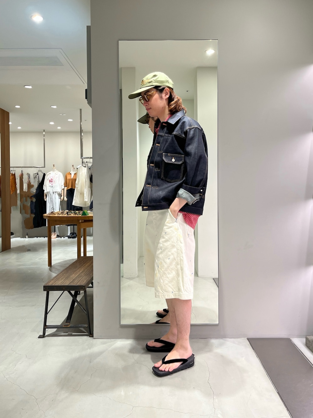 ブラック系のその他シューズ、ホワイト系のその他パンツ、ブルー系のデニムジャケットを着用したメンズの春コーディネートの2枚目の写真