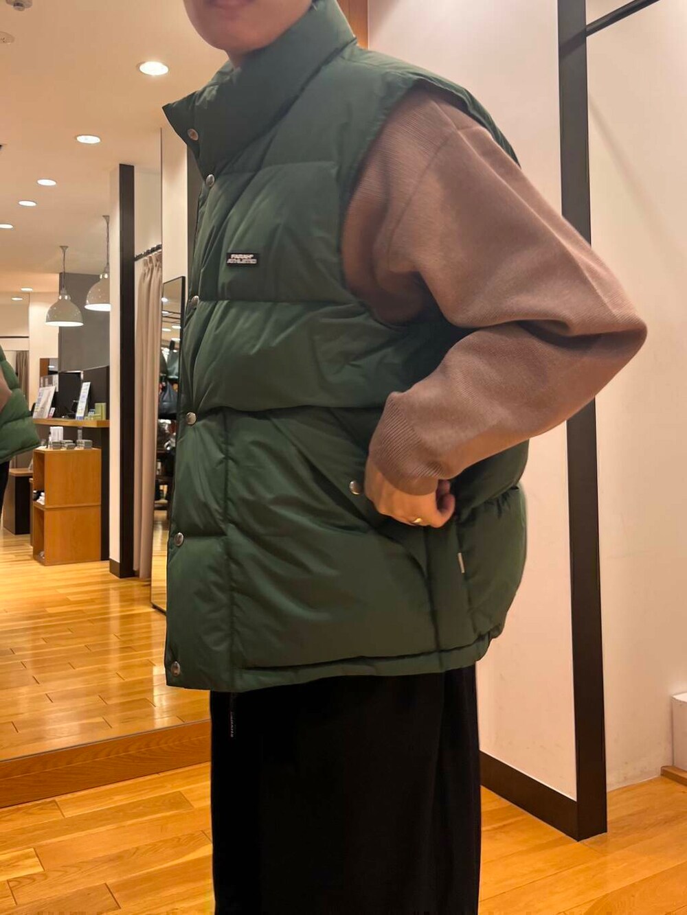 ブラック系のTシャツ/カットソー、ベージュ系のカーディガン/ボレロ、ブルー系のその他パンツを着用したメンズの秋コーディネートの7枚目の写真