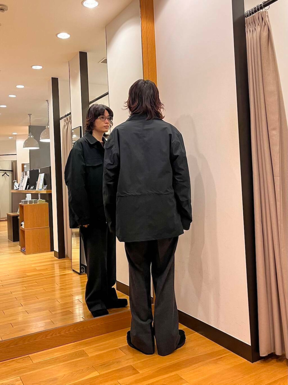 ブラック系のブーツ、ブラック系のその他シューズ、ブラック系のブーツを着用したメンズの秋コーディネートの3枚目の写真