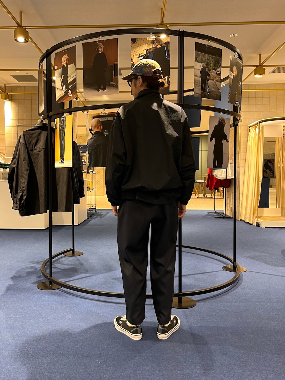 ブルー系のスウェット、ブラック系のスニーカー、ブルー系のその他パンツを着用したメンズの冬コーディネートの4枚目の写真