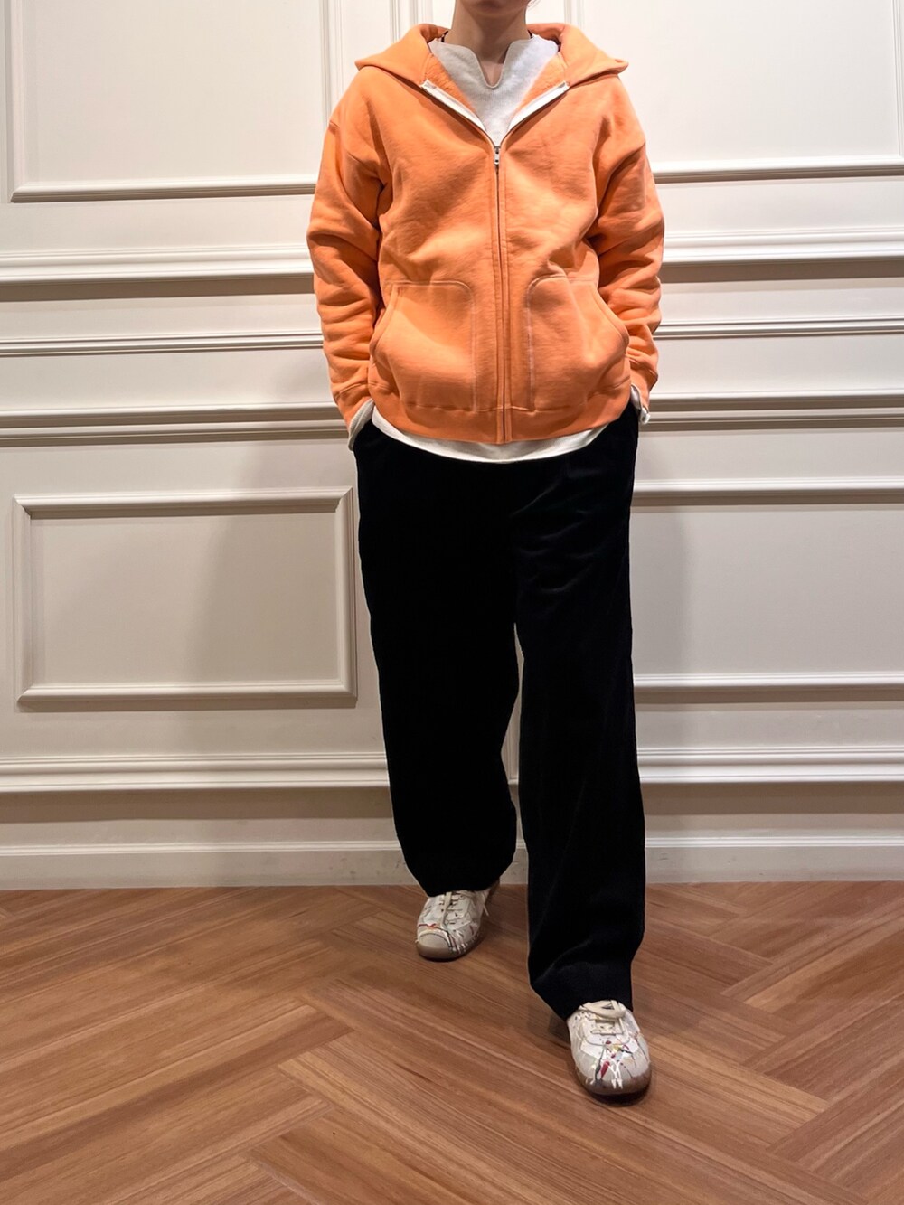 ホワイト系のTシャツ/カットソー、オレンジ系のパーカー、イエロー系のメガネを着用したメンズの秋コーディネートの5枚目の写真