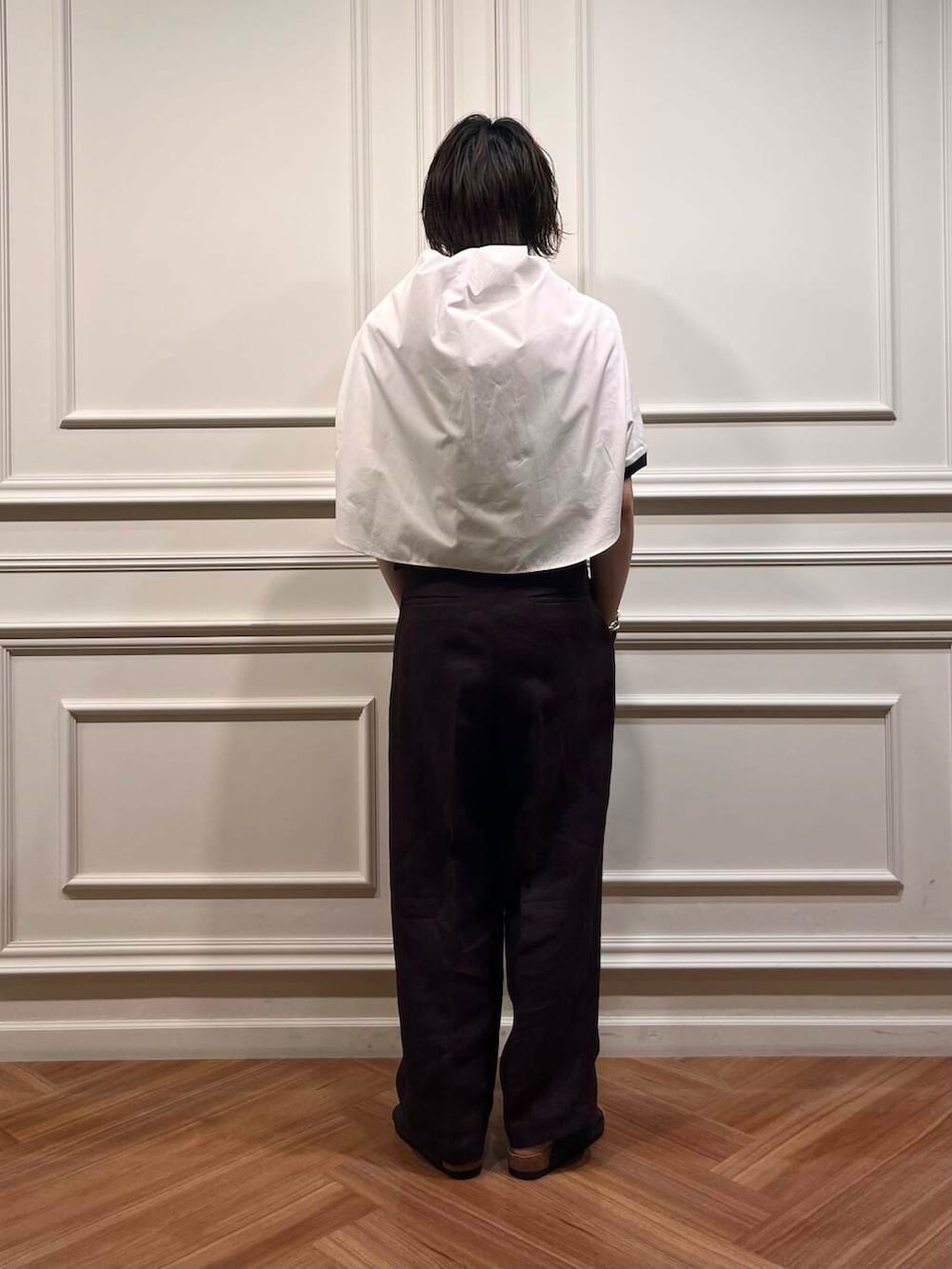 ホワイト系のシャツ/ブラウス、グレー系のサンダル、ブラウン系のその他パンツを着用したメンズの春コーディネートの4枚目の写真