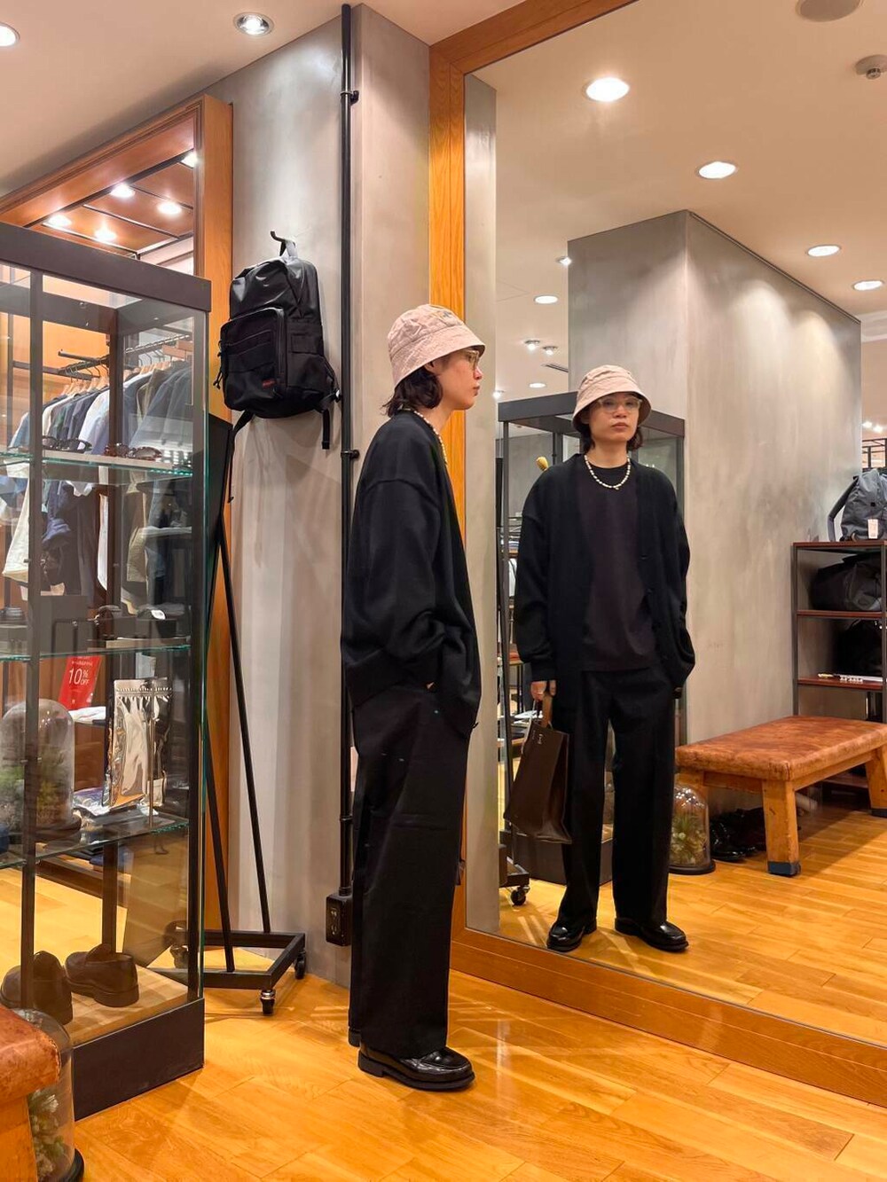ブラック系のTシャツ/カットソー、ブラック系のその他パンツ、ブラック系のカーディガン/ボレロを着用したメンズの夏コーディネートの2枚目の写真