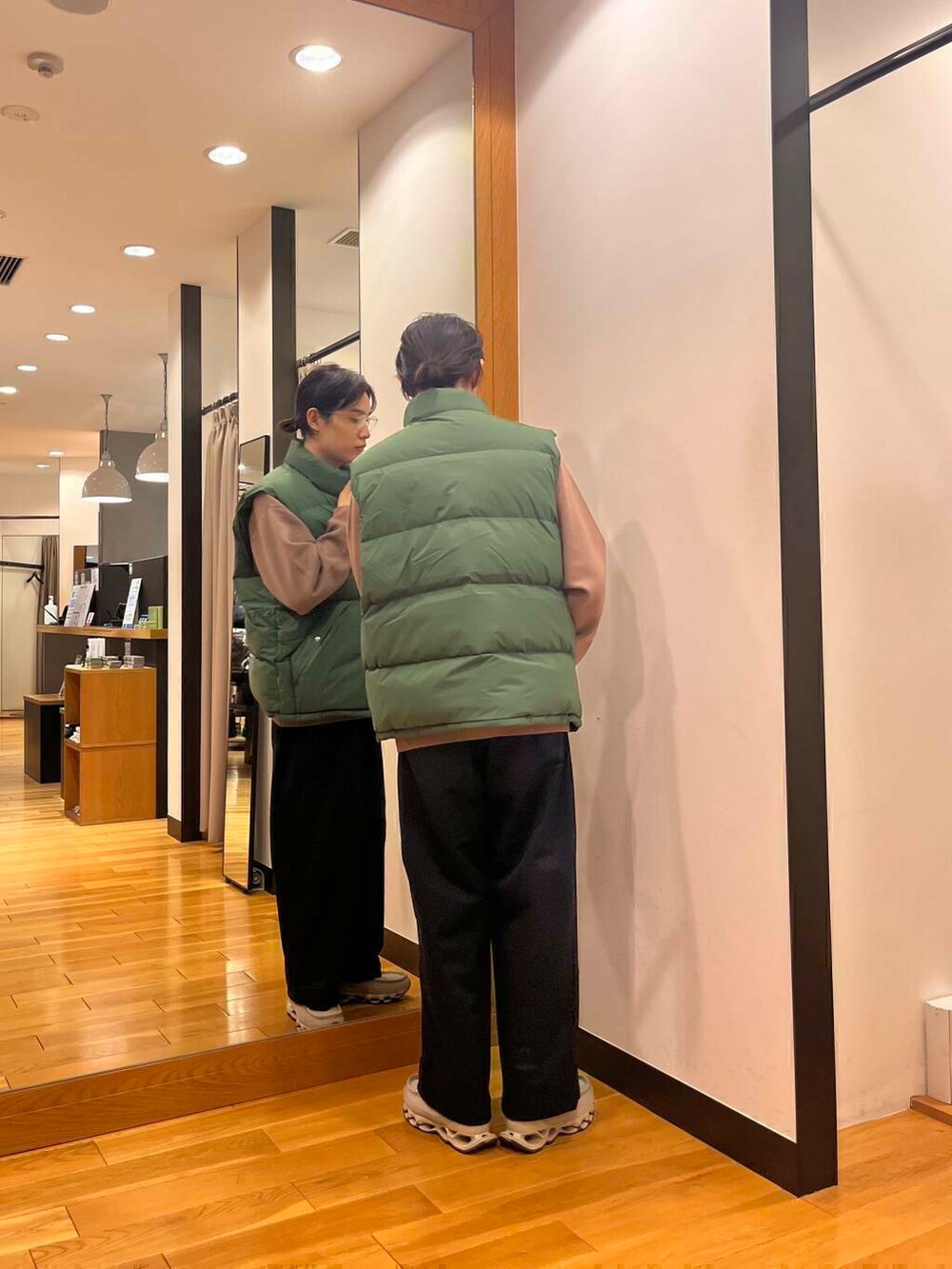 ブラック系のTシャツ/カットソー、ベージュ系のカーディガン/ボレロ、ブルー系のその他パンツを着用したメンズの秋コーディネートの4枚目の写真