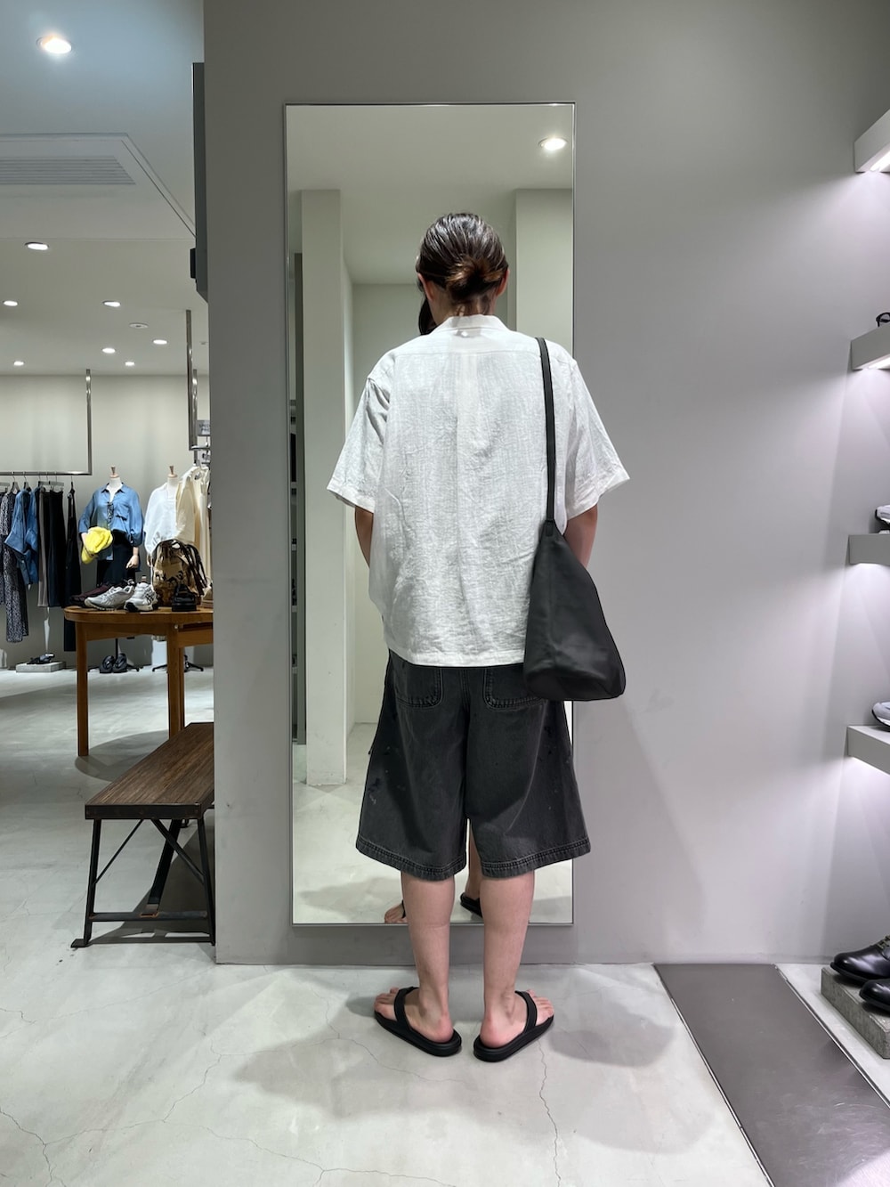 ブラック系のサンダル、ブラック系のその他パンツ、グレー系のトートバッグを着用したメンズの夏コーディネートの3枚目の写真