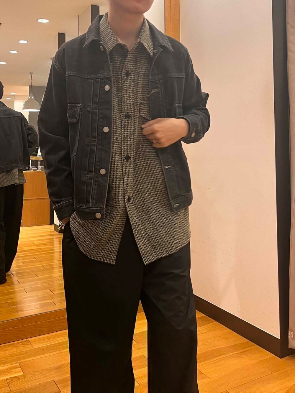 ブラック系のデニムジャケット、ブラック系のシャツ/ブラウス、ブラック系のその他パンツを着用したメンズの秋コーディネートの6枚目の写真