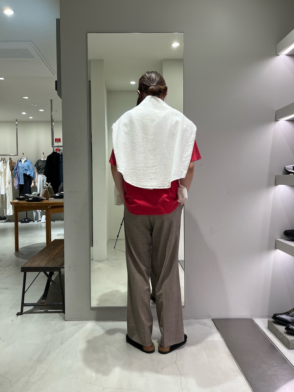 ベージュ系のその他パンツ、レッド系のTシャツ/カットソー、ブラック系のサンダルを着用したメンズの夏コーディネートの3枚目の写真