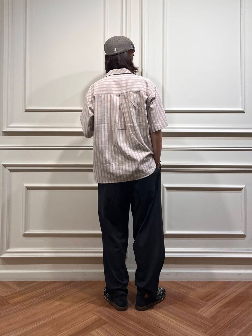 グレー系のその他パンツ、ブラウン系のシャツ/ブラウス、シルバー系のブレスレットを着用したメンズの夏コーディネートの4枚目の写真