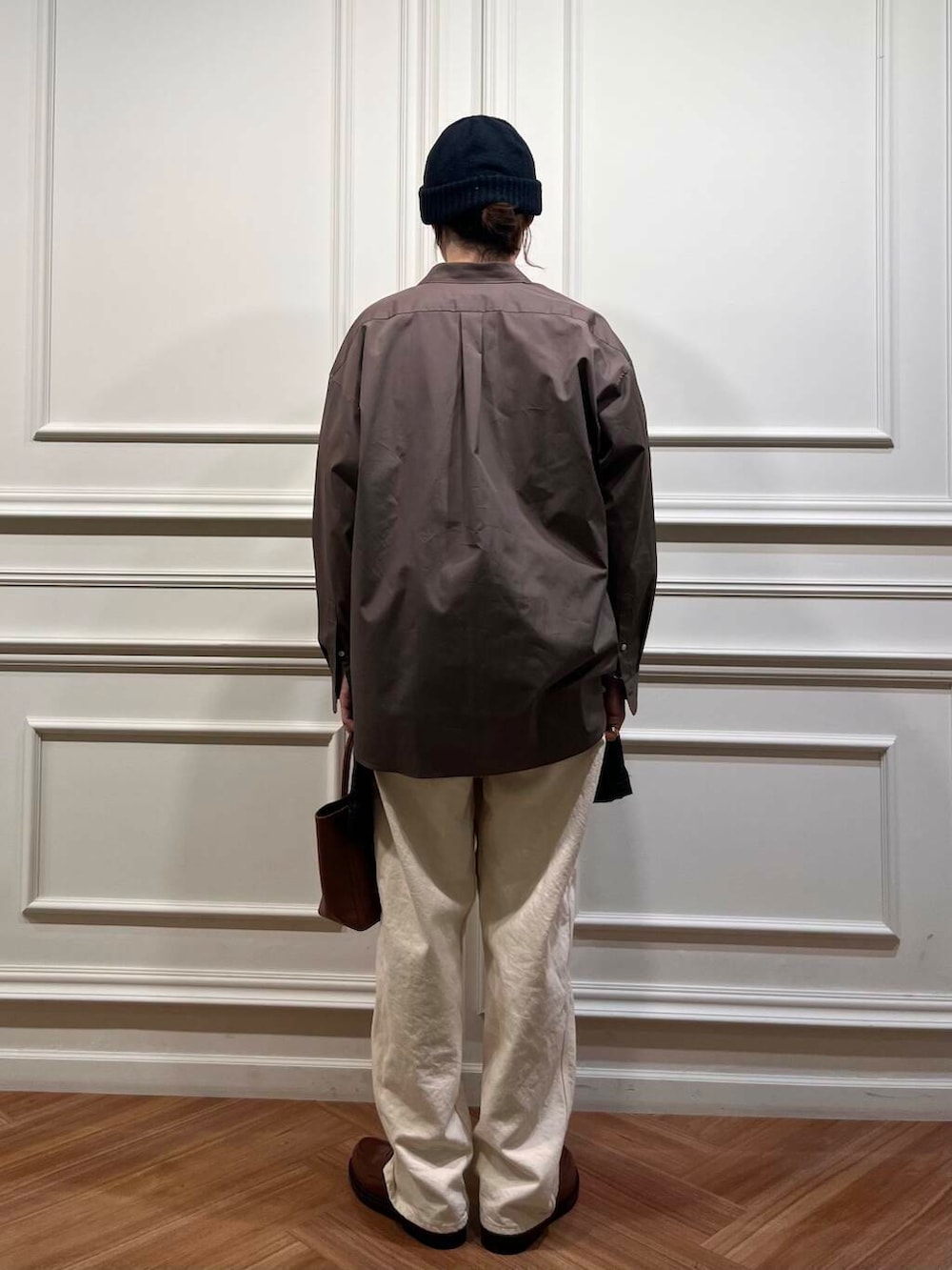 ブラウン系のシャツ/ブラウス、ホワイト系のTシャツ/カットソー、ベージュ系のドレスシューズを着用したメンズの春コーディネートの4枚目の写真