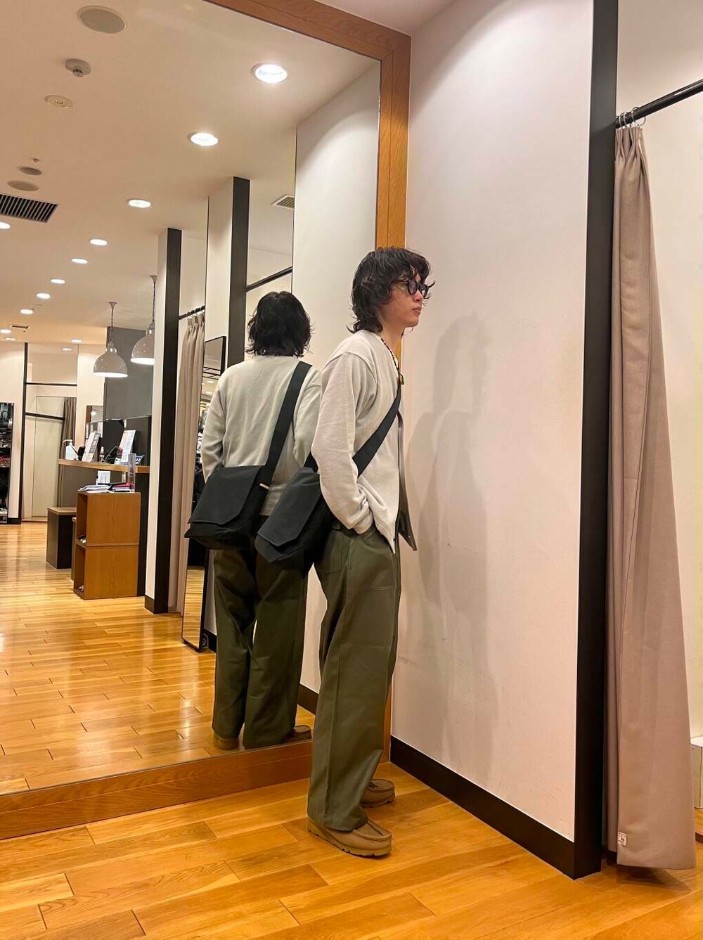 グレー系のカーディガン/ボレロ、ブラウン系のその他シューズ、グリーン系のチノパンツを着用したメンズの夏コーディネートの2枚目の写真