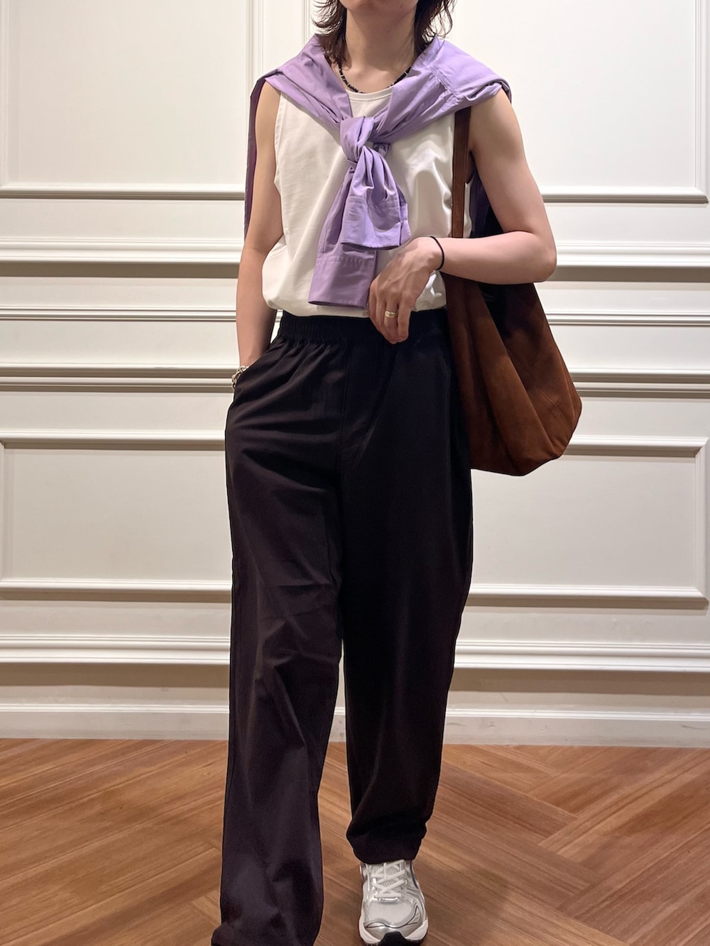 パープル系のシャツ/ブラウス、レッド系のその他パンツ、ホワイト系のタンクトップを着用したメンズの夏コーディネートの5枚目の写真