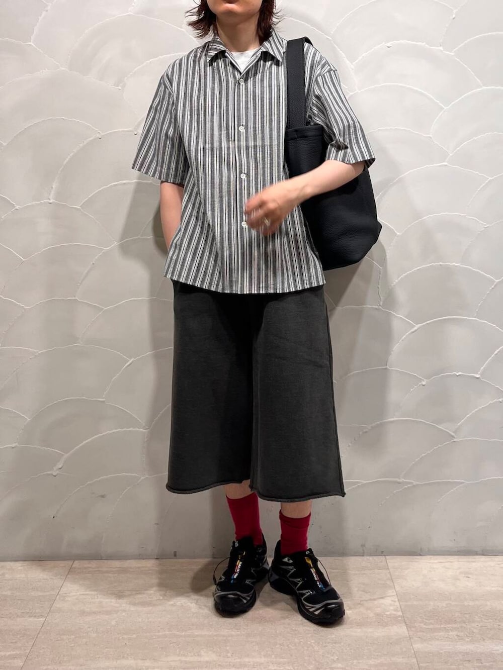 「アーバンリサーチ、シャツスタイル、ストライプシャツ、バッグ、スウェット、柄シャツ、セール、ショーツ、セールアイテム、URTECH、柄物、ur、古着mix、サロモン、旅行コーデ」｜「SALOMONのSALOMON　XT-6 GTX（スニーカー、ブラック系）」を使った、tkoさん（メンズ・174cm）の夏コーディネートの4枚目の写真