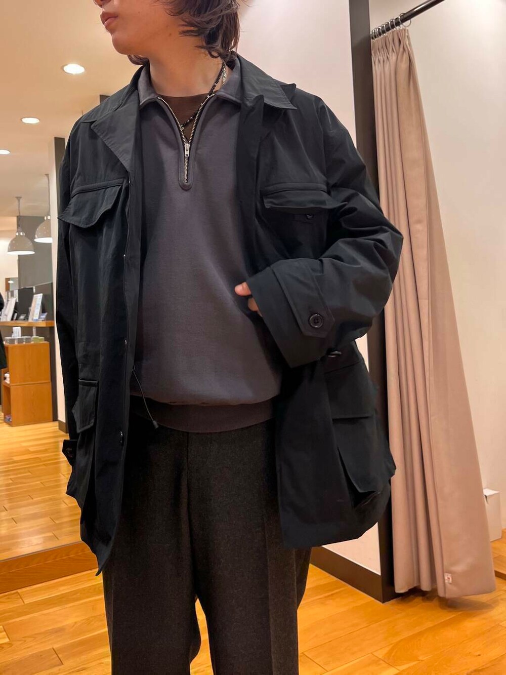 ブラック系のブーツ、ブラック系のその他シューズ、ブラック系のブーツを着用したメンズの秋コーディネートの5枚目の写真